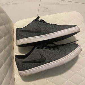 Nike skateboard low top (size US 10)
